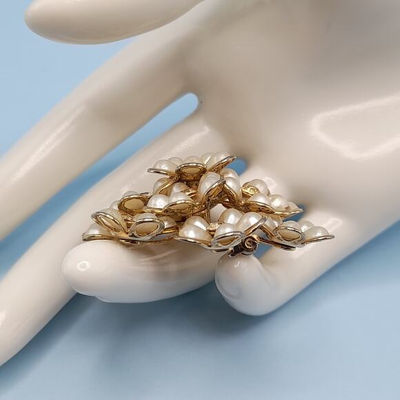 Vintage Coro Faux Pearl Flower Brooch, Clear Rhinestones, 1950s, 2 Inches - Picture 5 of 12